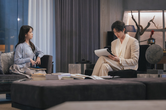 '21세기 대군부인' 아이유 변우석 스틸. [사진=MBC]