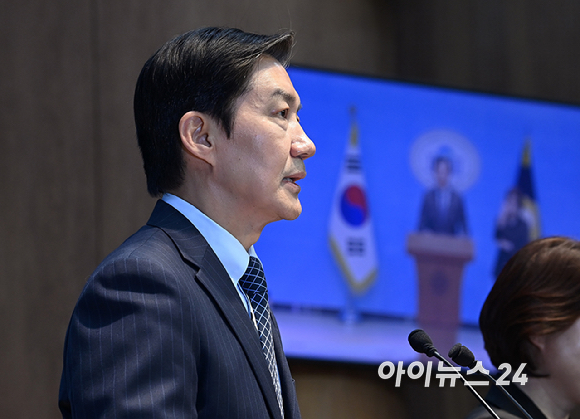 조국 조국혁신당 평택을 국회의원 후보가 20일 서울 여의도 국회 소통관에서 기자화견을 하고 있다. [사진=곽영래 기자]