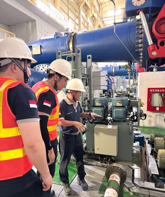 LX인터내셔널 해외 현장 연수에 참여한 사원이 인도네시아 팜농장에서 현장 작업을 직접 체험하고 있다. [사진=LX인터내셔널]