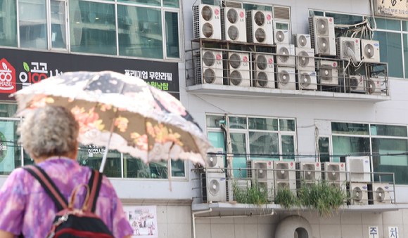 지난 12일 인천 부평구의 한 건물 외벽에 설치된 에어컨 실외기들이 돌아가고 있다. [사진=뉴시스]