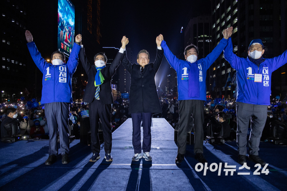 이재명 더불어민주당 대선후보가 8일 오후 서울 청계광장에서 열린 마지막 집중유세에서 이낙연 전 총리 등과 함께 손을 들어 인사하고 있다. 왼쪽부터 정세균 전 총리, 김동연 새로운물결 전 대선후보, 이재명 후보, 이낙연 전 총리, 송영길 당대표. [사진=국회사진취재단]