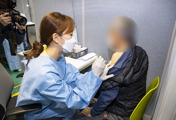 전북 익산시의 한 시민이 간호사로부터 백신3차 접종을 받고있다.[사진=익산시청]