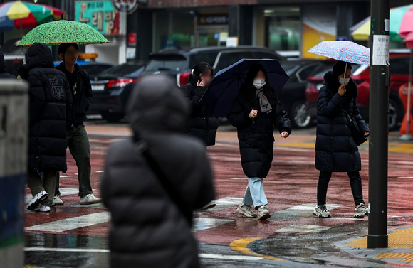 서울 노원구 광운대역 인근에서 우산을 쓴 시민들이 이동하고 있다. [사진=뉴시스]