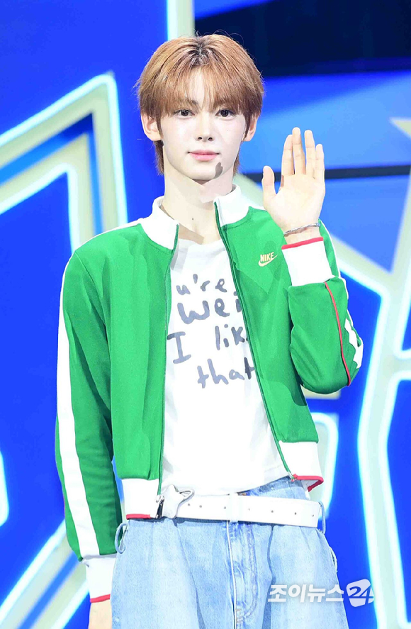 그룹 투어스 한진이 13일 오후 서울 광진구 예스24라이브홀에서 열린 투어스(TWS) 네 번째 미니앨범 'play hard' 발매 쇼케이스에 참석하고 있다. [사진=정소희 기자]