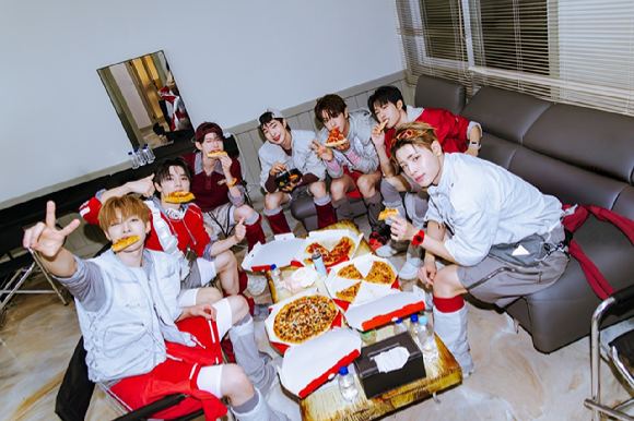 넥스지 신곡 뮤직비디오 단체 비하인드 컷 [사진=JYP엔터테인먼트]