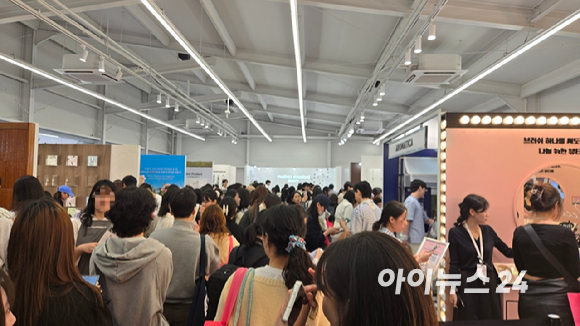 16일 서울 성동구 무신사 스퀘어 성수 4에서 열린 무신사 뷰티 페스타 팝업스토어 입장을 대기하는 줄이 길게 늘어져 있다. [사진=진광찬 기자]