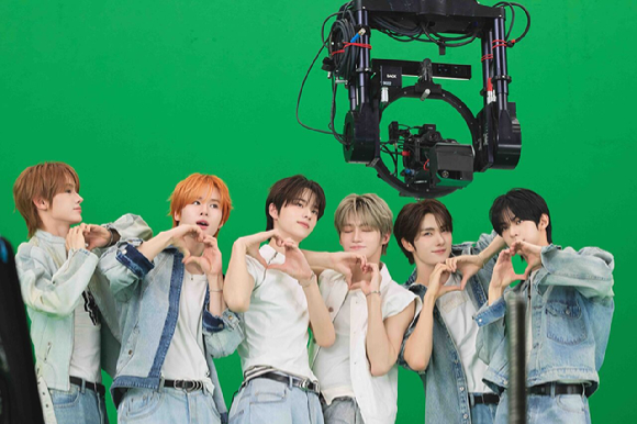 TWS(투어스)의 첫 VR 콘서트 상영 종료 감사 스틸컷 [사진=AMAZE]