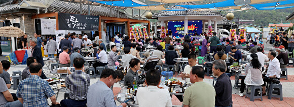 지난 26일 전라남도 강진군에서 개최된 병영 불금불파에서 많은 관광객들이 불고기 파티를 즐기고 있다. [사진=강진군]