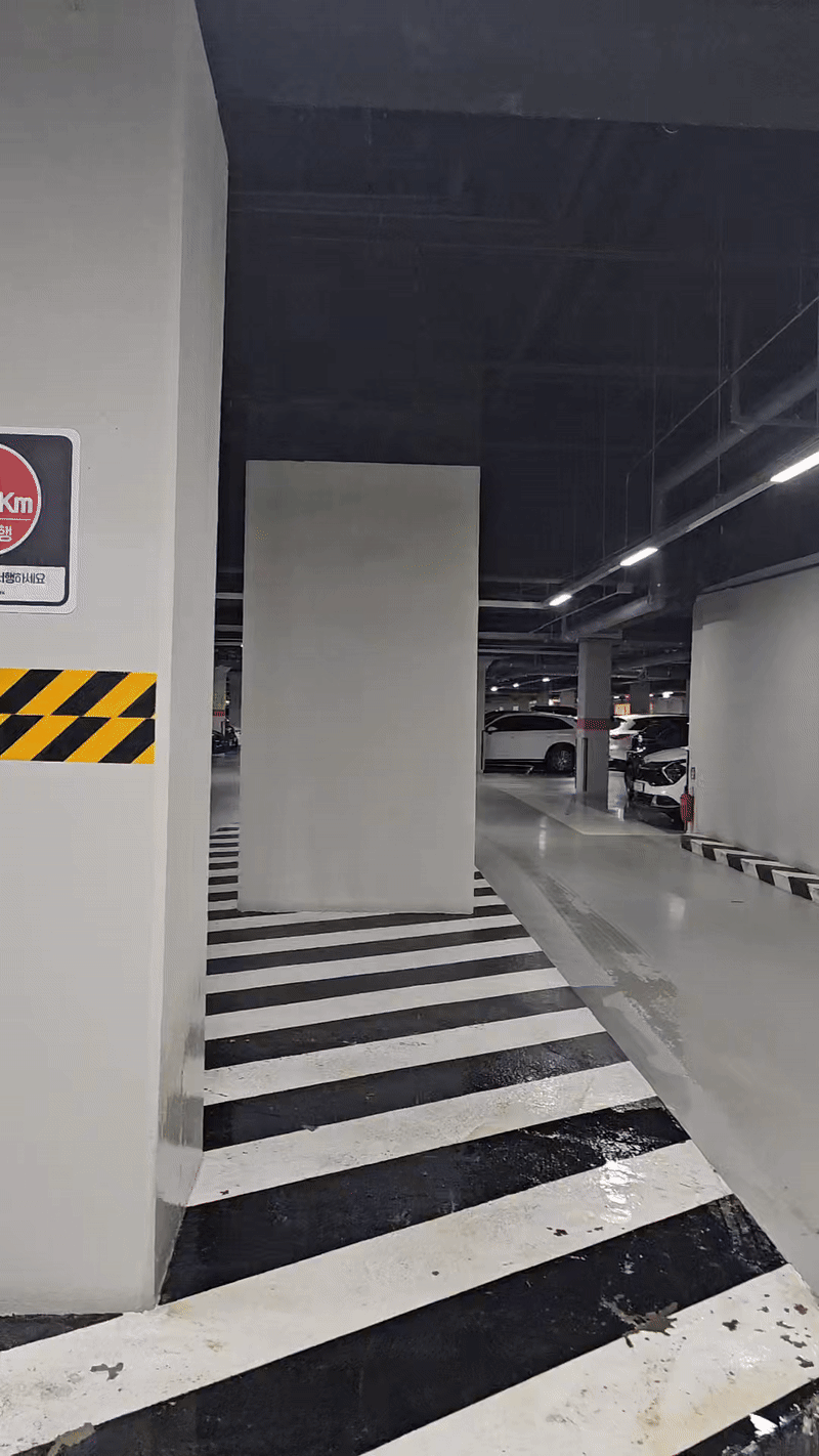 최근 1~2개월 사이 집중호우가 쏟아지면서 서울 강남구 개포동의 대단지 신축 아파트인 디에이치퍼스티어아이파크 지하 주차장 천정 우수관 등에서 물이 새며 바닥이 흥건해졌다는 입주민들의 불편호소 목소리가 터져나오고 있다. 누수 후 해당 부분에 비닐이 씌워져 있는 모습. [사진=입주민 제공 ]