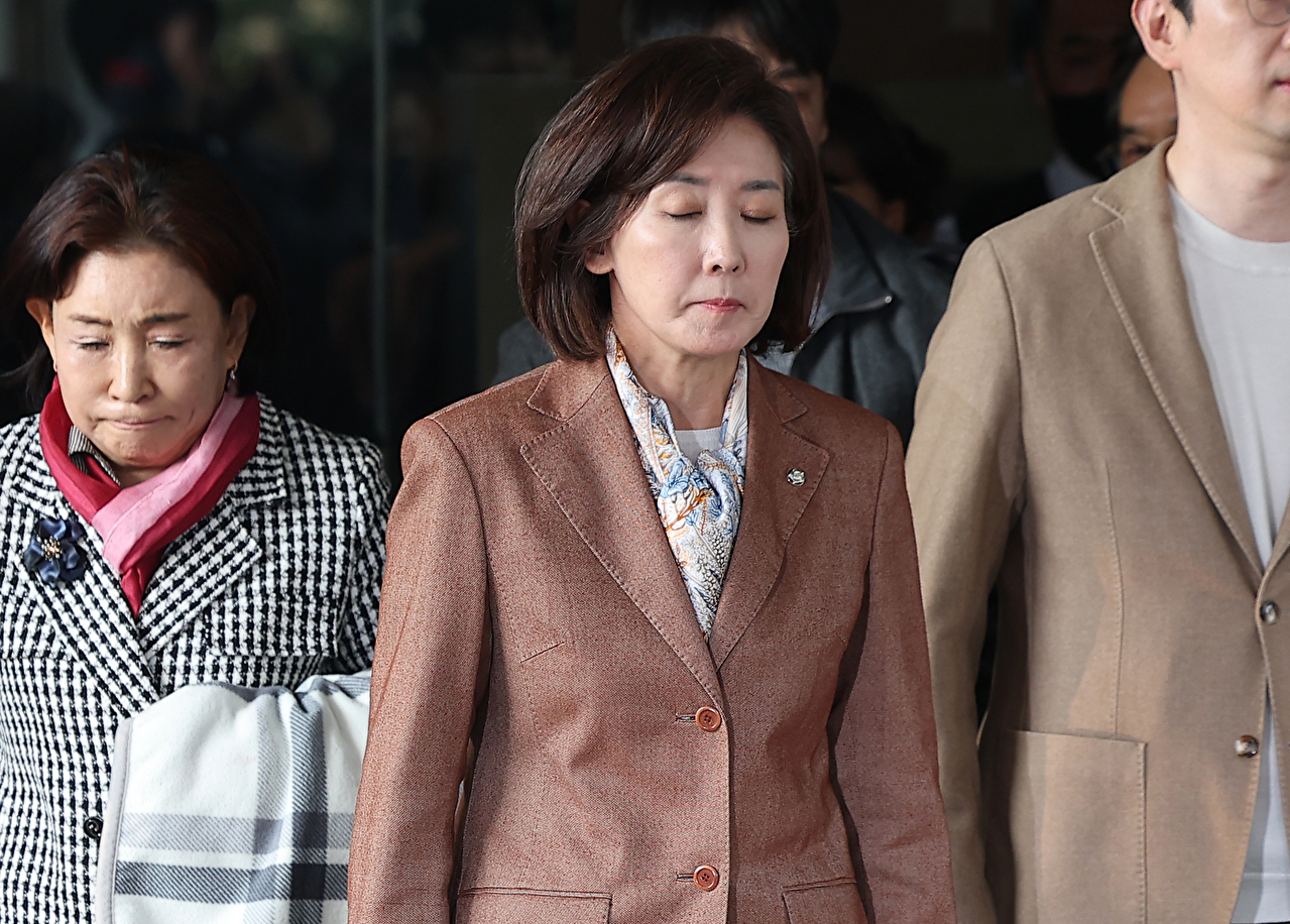 국민의힘 나경원 의원이 지난 20일 서울 양천구 서울남부지방법원에서 열린 '국회 패스트트랙 충돌' 1심 선고 공판을 마친 후 나서고 있다.재판부는 사건 당시 자유한국당 원내대표였던 나 의원에게 벌금 총 2천400만원을, 당 대표였던 황교안 전 총리에게 벌금 총 1천900만원을 선고했다. 현재 국민의힘 원내대표를 맡고 있는 송언석 의원은 벌금 총 1천150만원을 선고받았다. 2025.11.20 [사진=연합뉴스]