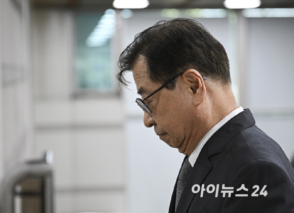 서훈 전 청와대 국가안보실장이 16일 서울 서초구 서울고등법원에서 열린 서해 공무원 피격 사실 은폐 관련 항소심 선고기일에 출석하고 있다. [사진=사진공동취재단 ]