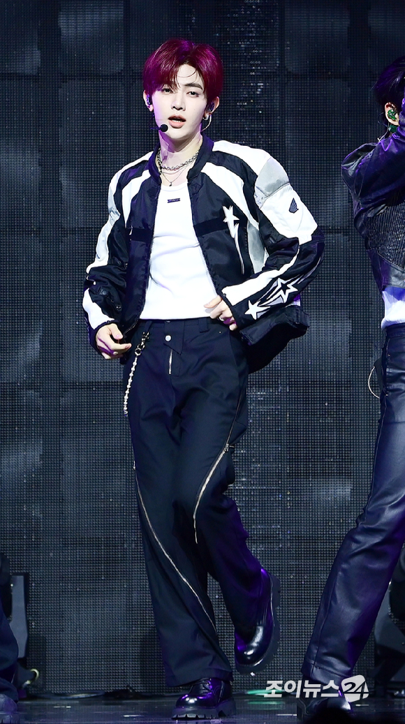 그룹 제로베이스원 장하오가 1일 오후 서울 용산구 한남 블루스퀘어에서 열린 제로베이스원(ZEROBASEONE) 정규 1집 '네버 세이 네버(NEVER SAY NEVER)' 쇼케이스에 참석해 멋진 무대를 선보이고 있다. [사진=정소희 기자]