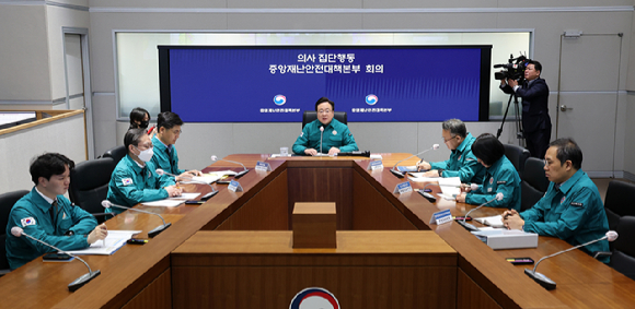 조규홍 중앙재난안전대책본부 제1차장이 4일 오전 서울 종로구 정부서울청사에서 의사 집단행동 중대본 회의를 하고 있다. [사진=뉴시스]