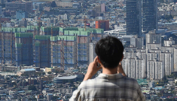 대전 동구 식장산 전망대에서 시민들이 대전 도심을 바라보고 있다. [사진=뉴시스]