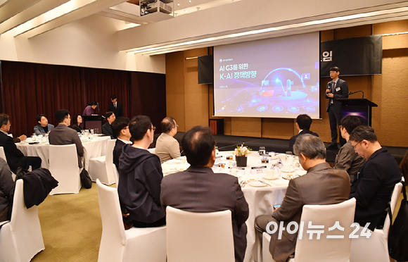 인터넷종합지 아이뉴스24와 기업&middot;정책 전문가들이 한자리에 모여 AI 기술 동향과 산업 협력의 방향을 함께 논의하는 'K-AI 이노베이터' 조찬모임이 14일 오전 서울 용산구 한남동 그랜드하얏트서울에서 열렸다.김경만 과학기술정보통신부 인공지능정책실장이 발표를 하고 있다. [사진=곽영래 기자]