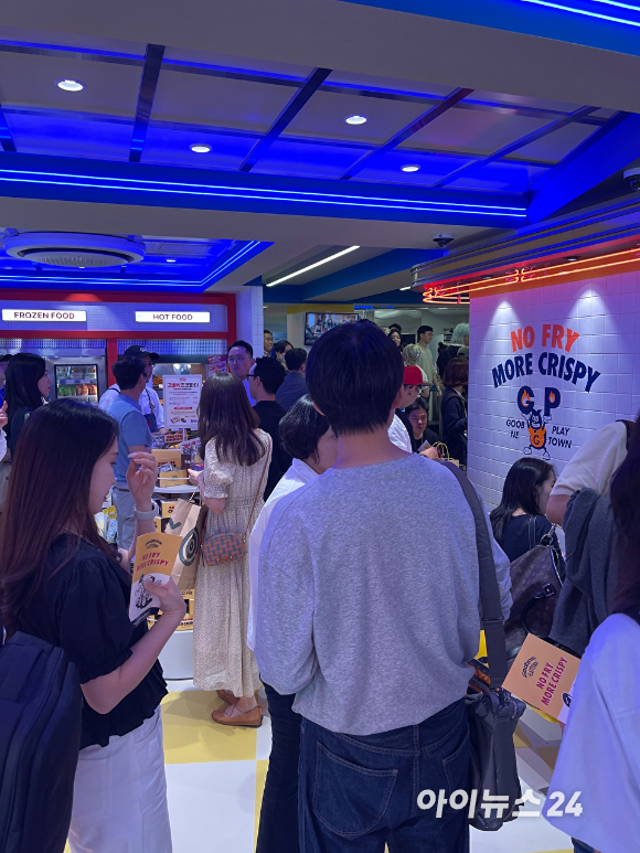 굽네의 치킨 플래그십 스토어 '굽네 플레이타운'이 오는15일 홍대 거리에 문을 열고 Z세대 겨냥에 나선다. [사진=원성윤 기자]