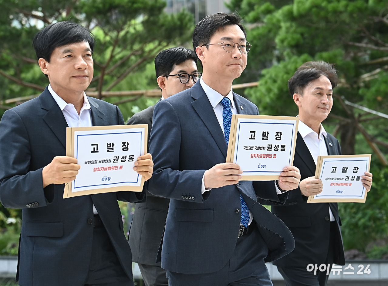 권성동 국민의힘 의원이 27일 오전 서울 종로구에 마련된 김건희 특검팀(특별검사 민중기) 사무실로 통일교 부정 청탁 의혹 관련 조사를 받기 위해 출석하고 있다. [사진=곽영래 기자]
