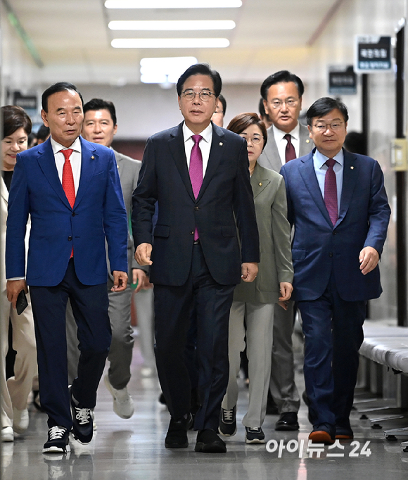 송언석 국민의힘 비상대책위원장 겸 원내대표가 7일 오전 서울 여의도 국회에서 열린 비상대책위원회의에 참석하고 있다. [사진=곽영래 기자]