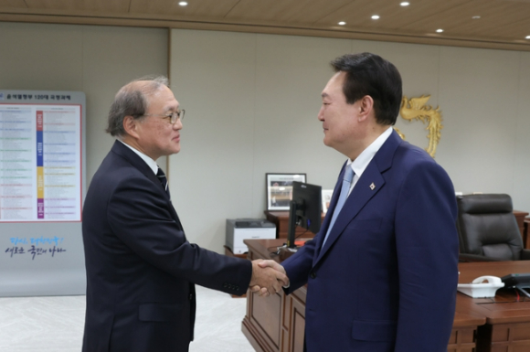 윤석열 대통령이 3일 서울 용산 대통령실 청사에서 아키바 다케오 일본 국가안전보장국장과 만나 악수하고 있다. 2023.05.03. [사진=대통령실]