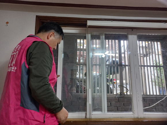 서울시가 노후주택에 거주하는 취약계층을 대상으로 창호 열효율 개선을 위한 간편 시공 지원 사업을 추진한다. 사진은 노후주택의 창호 간편 시공 중 덧유리와 방풍재를 부착하는 모습. [사진=서울시]