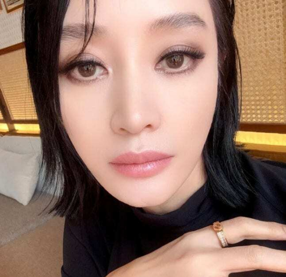 &apos;50대&apos; 김혜수, 초근접 셀카에도 굴욕 無...주름 1도 없는 AI 미모 &apos;깜짝&apos;