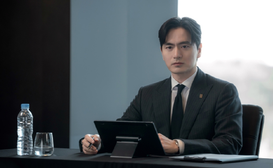 배우 이진욱이 JTBC 토일드라마 '에스콰이어' 인터뷰에 앞서 포즈를 취하고 있다. [사진=BH엔터테인먼트]