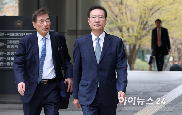 박성재 전 법무부 장관이 31일 서울 서초구 서울중앙지법에서 열린 이종섭 전 국방부 장관의 '호주 도피' 사건에 대한 1차 공판에 출석하고 있다. [사진=사진공동취재단]