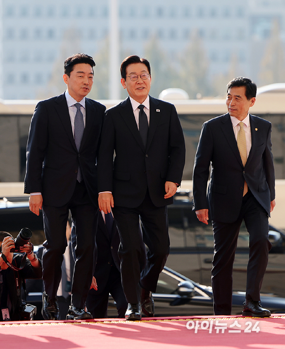 이재명 대통령이 4일 오전 서울 여의도 국회에서 열린 2026년도 예산안 및 기금운용계획안 대통령 시정연설 참석을 위해 이동하고 있다. [사진=국회사진기자단]