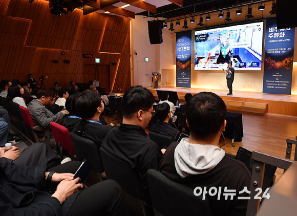 종합경제미디어 아이뉴스24가 주최하는 국내 게임과 콘텐츠 전반의 대세로 자리매김한 키워드인 '서브컬쳐'를 조망하는 ICT포럼 '비주류의 주류화: 서브컬쳐의 성공 노하우는' 이 21일 오후 서울 페럼타워에서 열렸다.차민서 넥슨게임즈 IO본부 부본부장이 강연을 하고 있다. [사진=곽영래 기자]