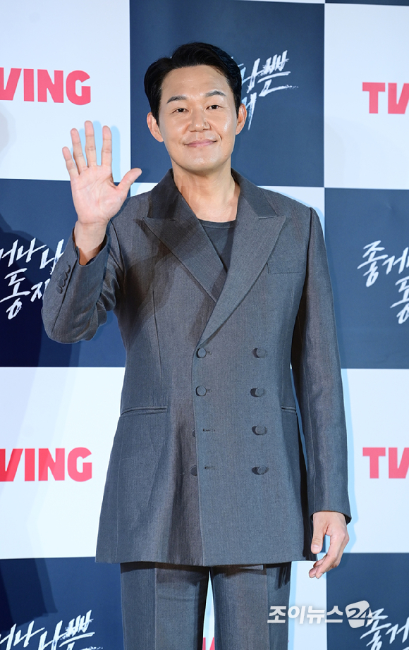 배우 박성웅이 8일 오전 서울 용산구 CGV 용산아이파크몰에서 열린 티빙 오리지널 시리즈 '좋거나 나쁜 동재' 제작발표회에서 포즈를 취하고 있다. [사진=정소희 기자]