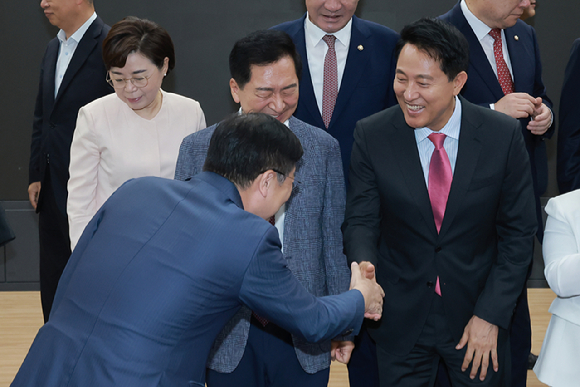 오세훈 서울시장이 24일 국회 의원회관에서 국민의힘 김기현 의원이 회장인 대한민국 미래혁신포럼 주최 세미나에 참석해 '6&middot;3 지방선거 진단과 향후 과제 - 보수가치의 회복과 미래'를 주제로 강연하기에 앞서 기념 촬영한 뒤 국민의힘 정점식 원내대표와 인사하고 있다. 2026.6.24 [사진=연합뉴스]