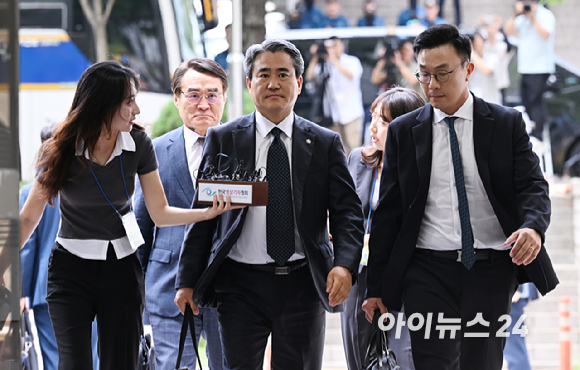 12·3 비상계엄과 관련해 특검의 수사를 받는 윤석열 전 대통령이 두 번째 구속 전 피의자 심문(영장실질심사)을 받기 위해 9일 오후 서울 서초구 중앙지법으로 출석하고 있다. [사진=사진공동취재단]