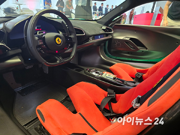 페라리가 21일 서울 반포 전시장에서 V6 PHEV 스페셜 모델 '296 스페치알레(296 Speciale)'를 공개하고 있다. [사진=김종성 기자]