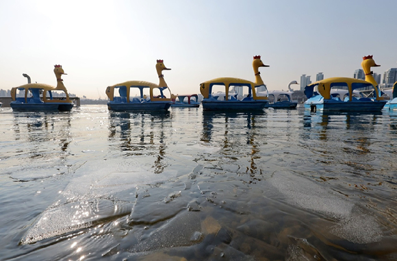 한파가 이어지고 있는 가운데 서울 뚝섬한강공원 선착장에 강물이 얼어 있다. [사진=연합뉴스]