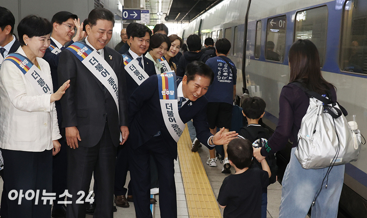더불어민주당 정청래 대표와 김병기 원내대표를 비롯한 최고위원들이 2일 서울 용산구 용산역에서 시민들을 만나 추석 명절 귀성 인사를 하고 있다. [사진=곽영래 기자]