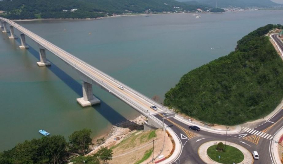 인천 석모대교에 차량만 남겨둔 채 실종된 20대 남성이 숨진 채 발견됐다. 사진은 석모대교 전경. [사진=인천 강화군]