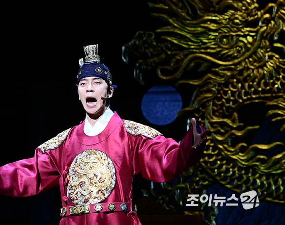 [포토] &apos;한복 입은 남자&apos; 신성록, 세종대왕의 열창