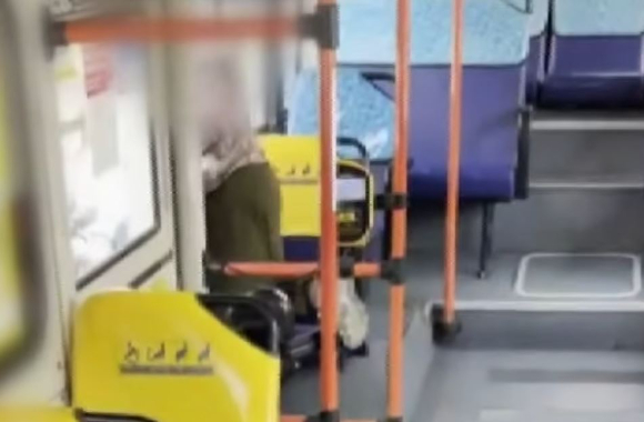 울산 한 버스에서 승객이 하차를 요구하며 창문 밖으로 뛰어내릴 듯한 모습을 보여 논란이 되고 있다. [사진=JTBC 사건반장 캡처]