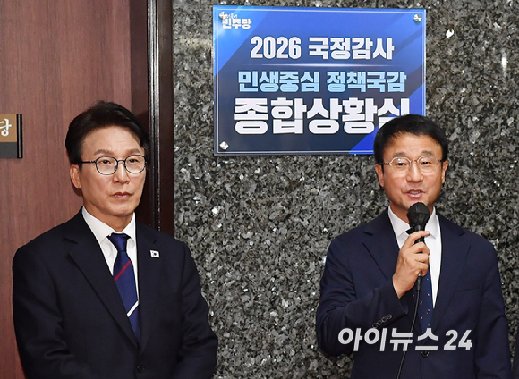 더불어민주당 김민석 당대표와 한병도 원내대표 등 참석자들이 6일 서울 여의도 국회에서 열린 국정감사 종합상황실 현판식에서 현판을 제막하고 있다. [사진=곽영래 기자]