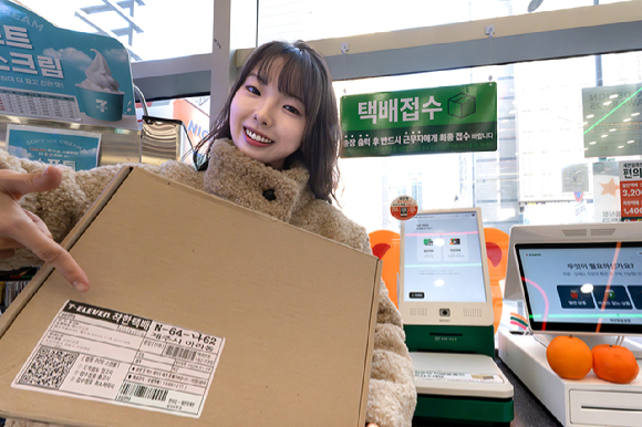 세븐일레븐은 '착한택배' 서비스 론칭 1주년을 맞이해 리뉴얼을 진행했다고 밝혔다. [사진=세븐일레븐]