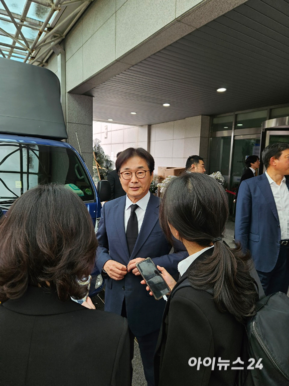 원희목 전 한국제약바이오협회장(서울대 특임교수)이 4일 서울대학교병원 장례식장에 마련된 강신호 동아쏘시오그룹 명예회장 빈소를 방문하고 있다. [사진=최영찬 수습 기자]