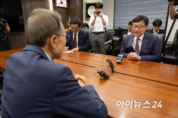 정점식 국민의힘 원내대표가 31일 서울 서초구 이명박 전 대통령 사무실을 예방해 이 전 대통령과 대화를 하고 있다. [사진=국회사진기자단 ]