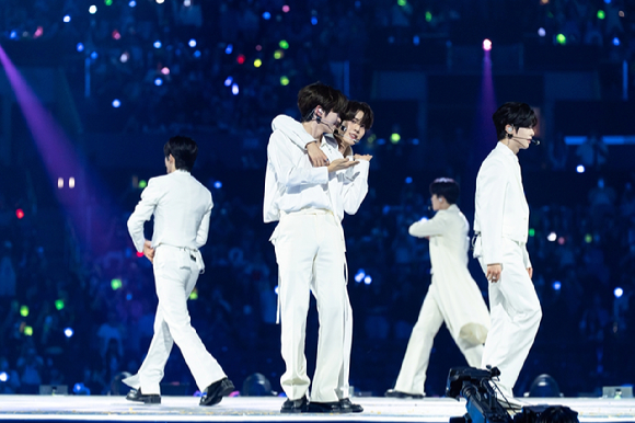 그룹 제로베이스원이 지난 1일(현지시간)부터 3일까지 미국 로스앤젤레스 크립토닷컴 아레나에서 열린 K-팝 팬&아티스트 페스티벌 '케이콘 엘에이 2025(KCON LA 2025)' 무대에서 열띤 공연을 펼치고 있다. [사진=CJ ENM]