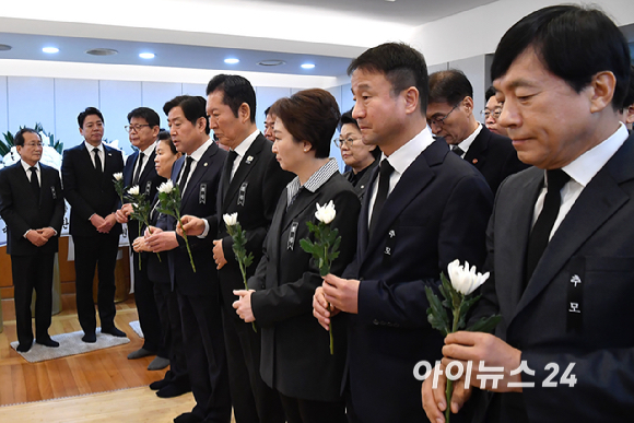 더불어민주당 정청래 대표와 한병도 원내대표, 최고위원들이 28일 오전 서울 종로구 서울대학교병원 장례식장에 마련된 故 이해찬 전 국무총리의 빈소에서 조문을 하고 있다. [사진=곽영래 기자]