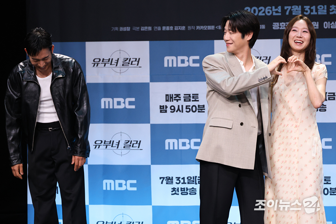 배우 정준원, 공효진, 이상이가 30일 오후 서울 마포구 상암동 MBC 골든마우스홀에서 진행된 MBC 새 금토드라마 '유부녀 킬러' 제작발표회에 참석해 포즈를 취하고 있다. [사진=문수지 기자]