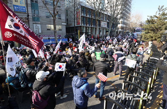 윤석열 대통령에 대한 탄핵심판 4차 변론이 열린 23일 오후 서울 종로구 헌법재판소 인근에서 윤 대통령 지지자들이 손피켓을 들고 있다. [사진=사진공동취재단]