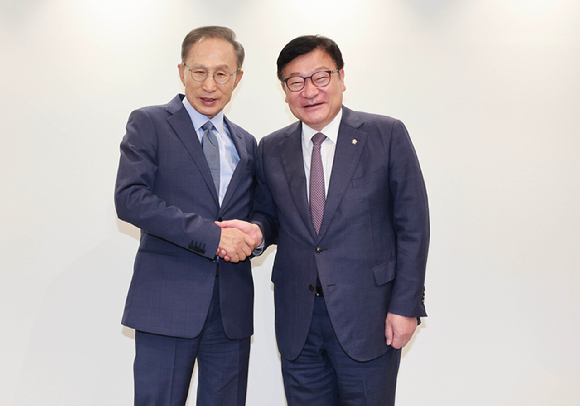 국민의힘 정점식 원내대표가 31일 서울 서초구 이명박 전 대통령 사무실을 방문해 이 전 대통령과 악수하고 있다. 2026.8.31 [사진=연합뉴스]