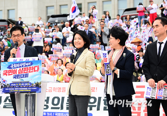 이진숙 국민의힘 의원이 10일 오후 서울 여의도 국회 본청 앞 계단에서 열린 '국민이 심판한다' 국민대회에서 지지자들 환호에 미소 짓고 있다. [사진=정소희 기자]