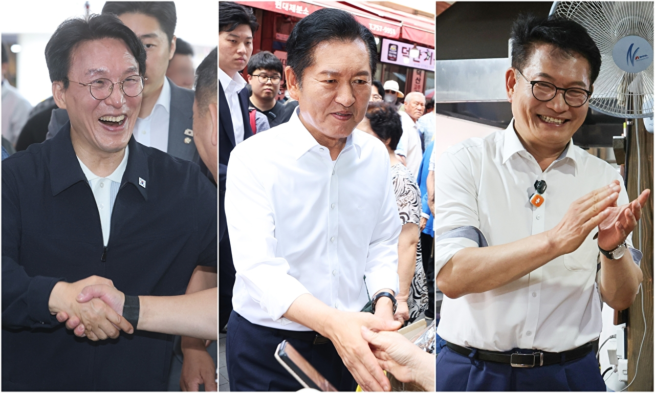 더불어민주당 당권주자들이 14일 전통시장을 찾아 시민들과 인사하고 있다. 사진 왼쪽부터 서울 경동시장 방문한 김민석 후보, 성남 모란시장 방문한 정청래 후보, 전남광주 정남진장흥토요시장 방문한 송영길 후보. 2026.8.14 [사진=연합뉴스]