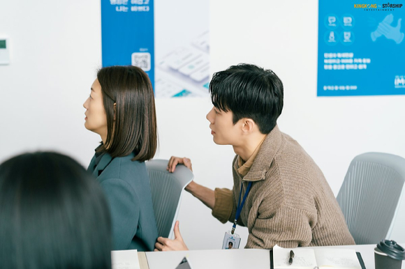 김윤철 감독과 배우 이엘이 ENA 수목드라마 '행복배틀' 촬영 현장에서 대화를 나누고 있다. [사진=ENA]